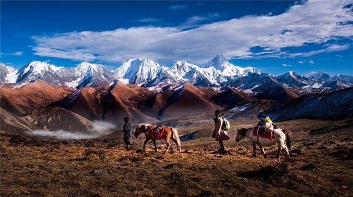 “守護貢嘎”是當地村民樸素的信念和自發(fā)的行動。圖為貢嘎山“馬背巡護隊”開展日常巡護工作 林革文攝