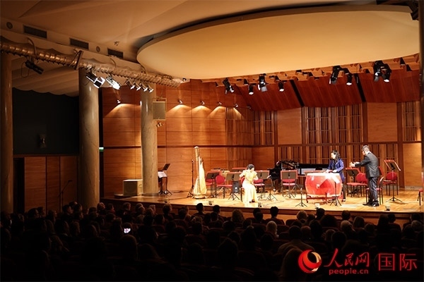 中國(guó)歌劇舞劇院的音樂家表演京劇曲牌《夜深沉》。人民網(wǎng)記者 禹麗敏攝