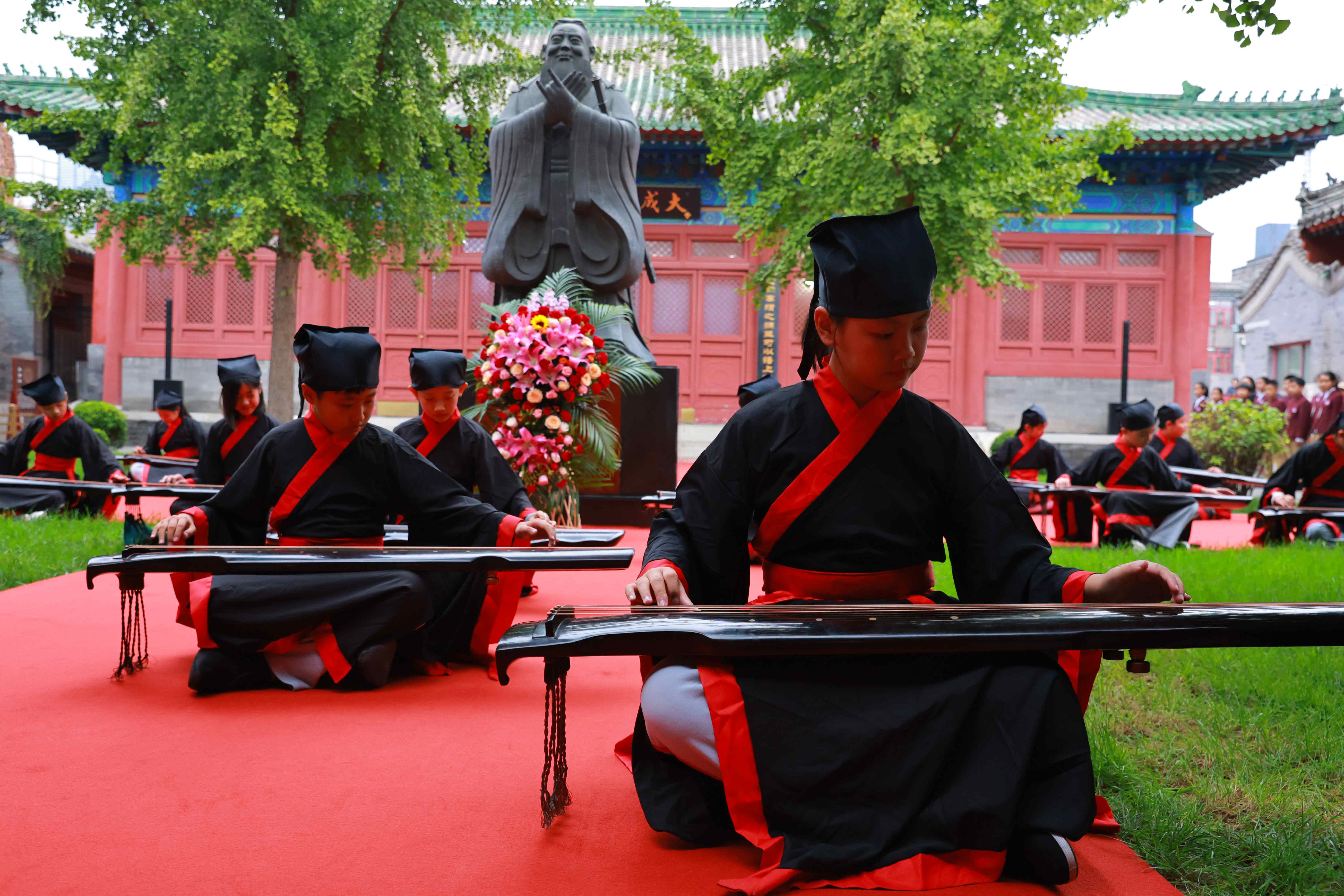 古琴表演《至圣先師孔子歌》。校方供圖