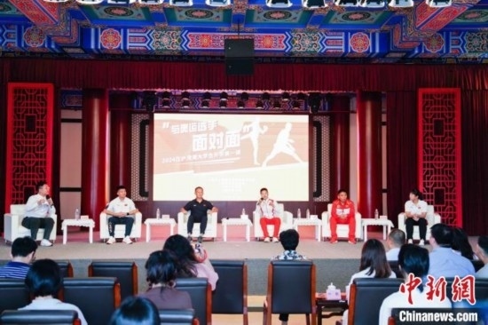 吳愉、王德新、沈?qū)W軍、江海東、朱曉蕾與在座同學(xué)們分享個(gè)人的體育故事與成長(zhǎng)感悟。上海市港澳辦供圖