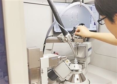 科研人員使用X射線衍射儀研究σ鍵。圖片來(lái)源：日本北海道大學(xué)