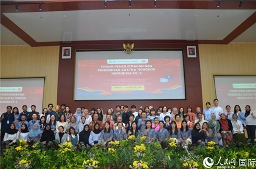 與會嘉賓與阿拉扎大學師生合影。人民網(wǎng)記者 李培松攝