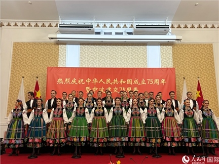 波蘭馬佐夫舍歌舞團現(xiàn)場演出。人民網(wǎng)記者 禹麗敏攝