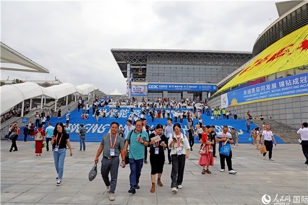 第二十一屆東博會(huì)展館外，參觀者步行離場(chǎng)。人民網(wǎng)記者趙益普攝