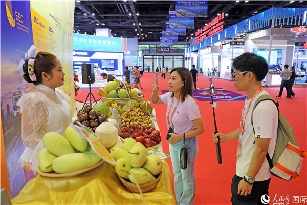 在東博會(huì)泰國(guó)展區(qū)，參觀者在向泰方工作人員了解泰國(guó)水果情況。人民網(wǎng)記者趙益普攝