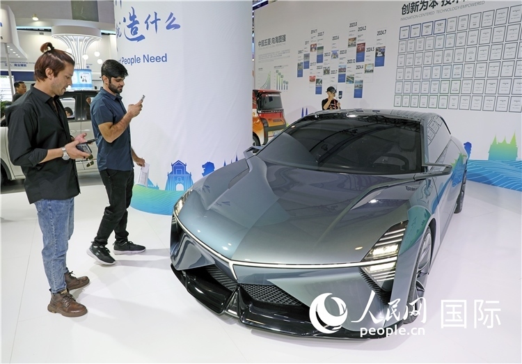 東博會上，上汽通用五菱展出的一款名為“東盟之光”的新能源概念車吸引參觀者駐足。人民網(wǎng)記者趙益普攝