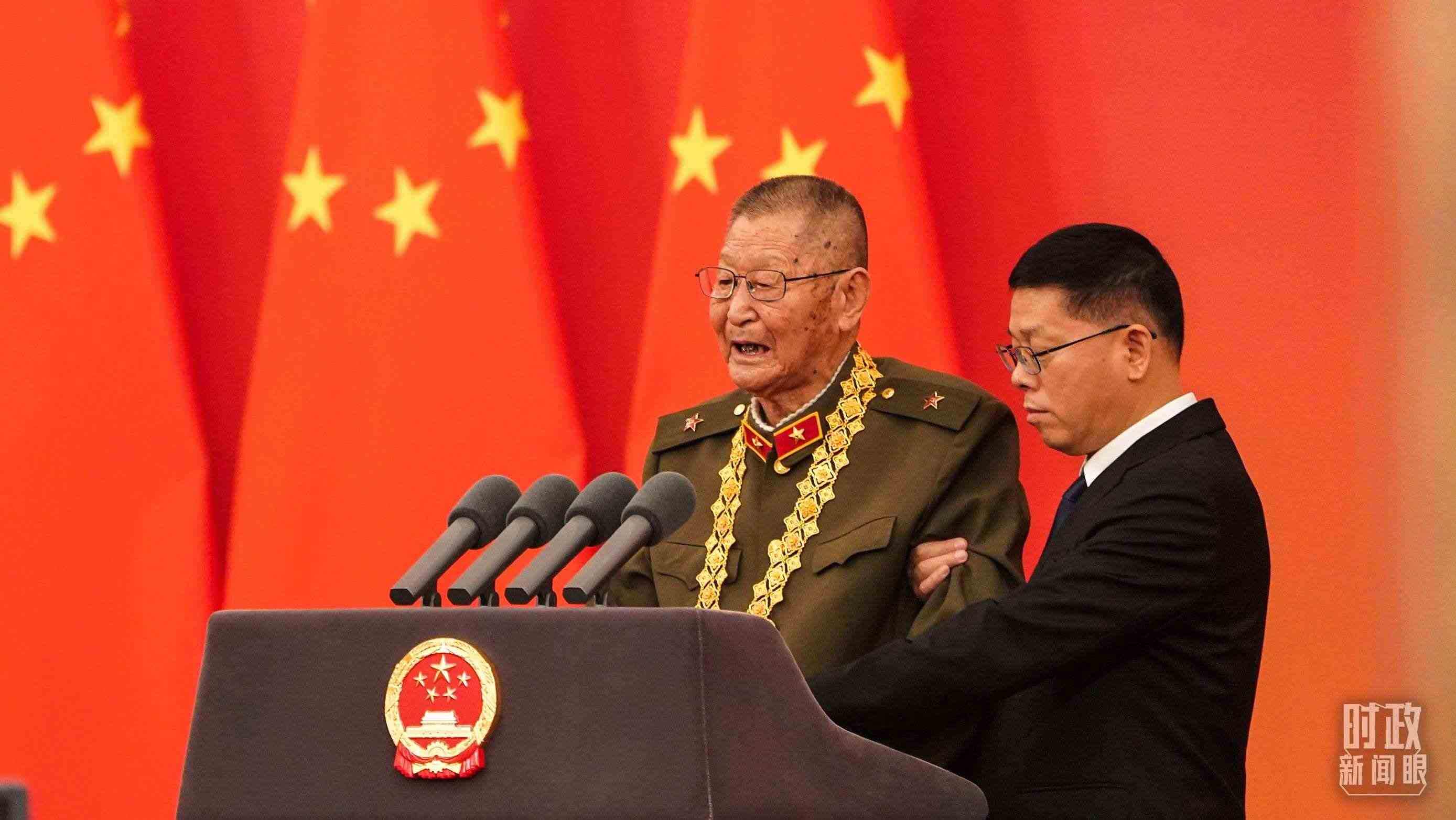 “共和國勛章”獲得者黃宗德在頒授儀式上發(fā)言。（總臺(tái)記者李晉拍攝）