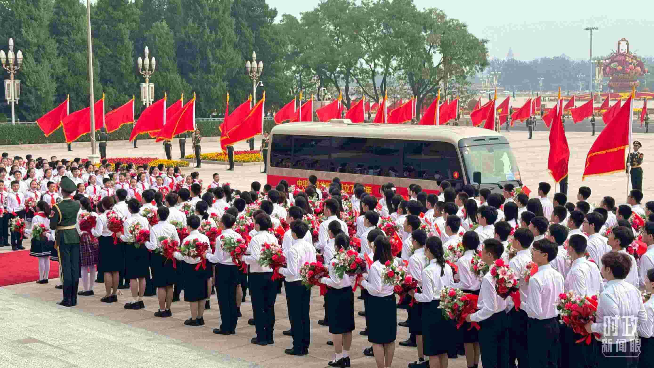 2024年9月29日，人民大會(huì)堂外，少先隊(duì)員列隊(duì)迎接英雄模范。（總臺(tái)央視記者蔣碩拍攝）
