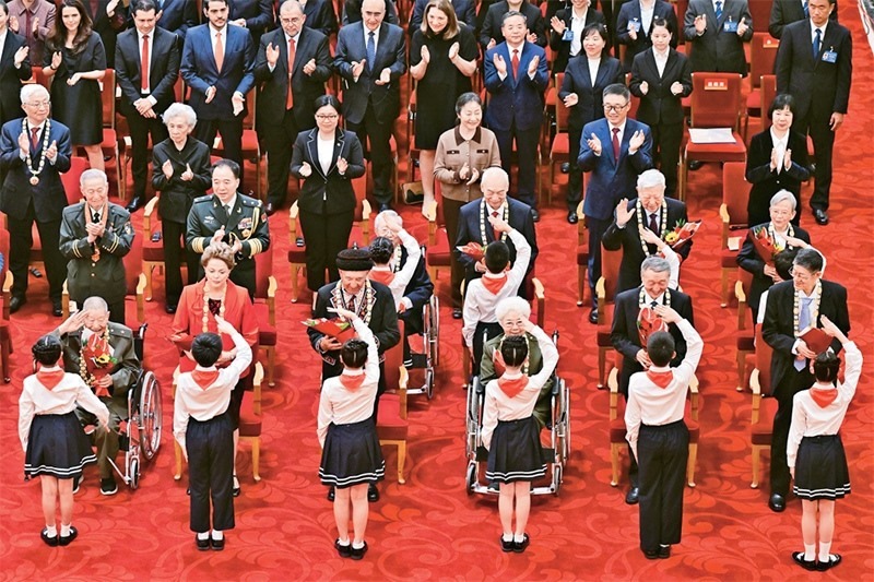 2024年9月29日，中華人民共和國(guó)國(guó)家勛章和國(guó)家榮譽(yù)稱號(hào)頒授儀式在北京人民大會(huì)堂隆重舉行。圖為少先隊(duì)員向國(guó)家勛章和國(guó)家榮譽(yù)稱號(hào)獲得者敬禮致意。 新華社記者 岳月偉/攝