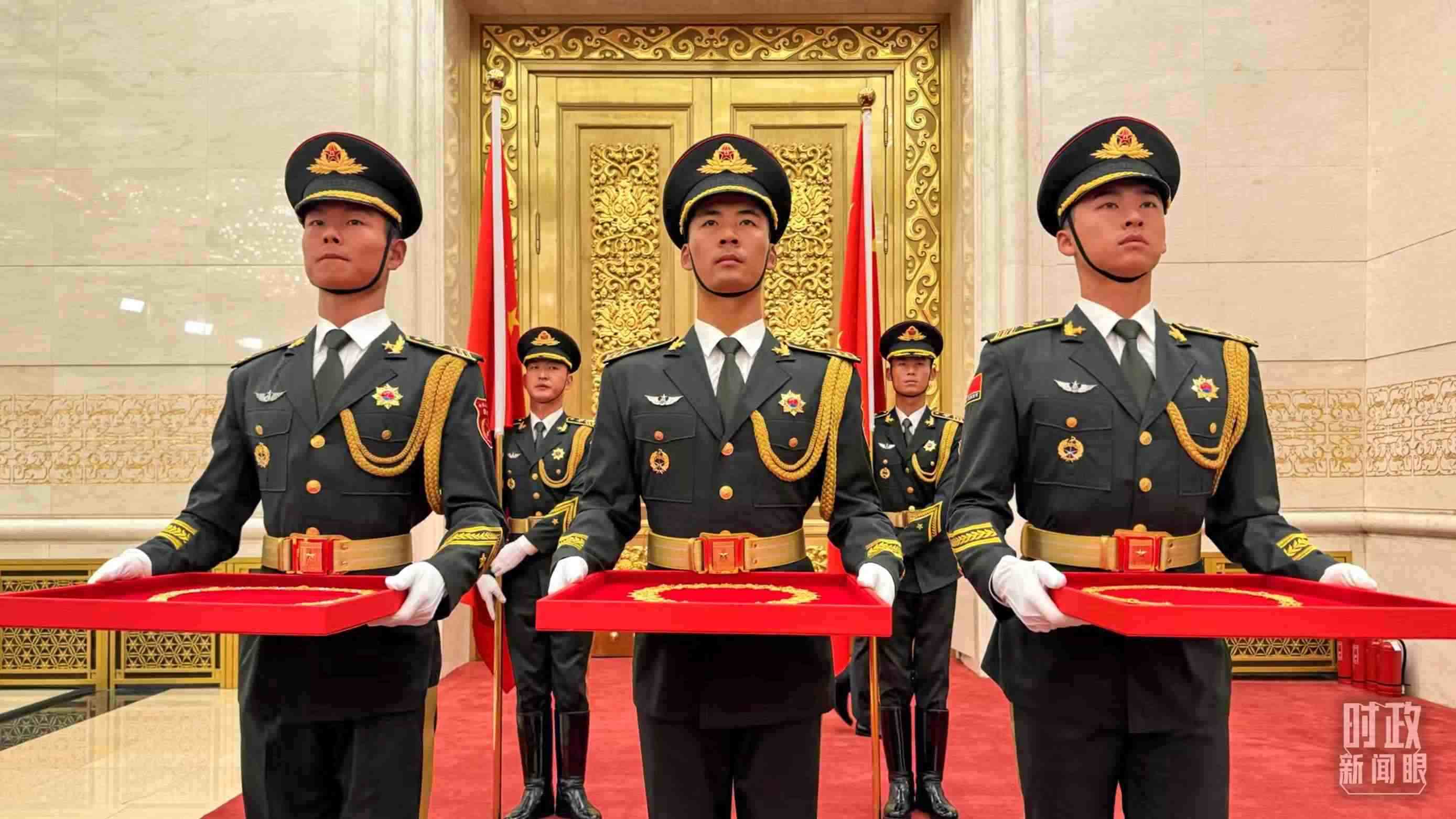 禮兵手捧共和國勛章、友誼勛章和國家榮譽(yù)稱號(hào)獎(jiǎng)?wù)?。（總臺(tái)央視記者李增仁拍攝）