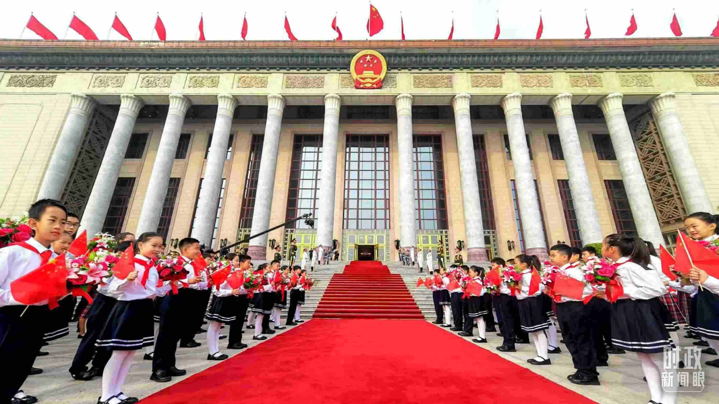 9月29日，人民大會(huì)堂外紅毯鋪就，迎接英雄模范。（總臺(tái)央視記者劉琦拍攝）