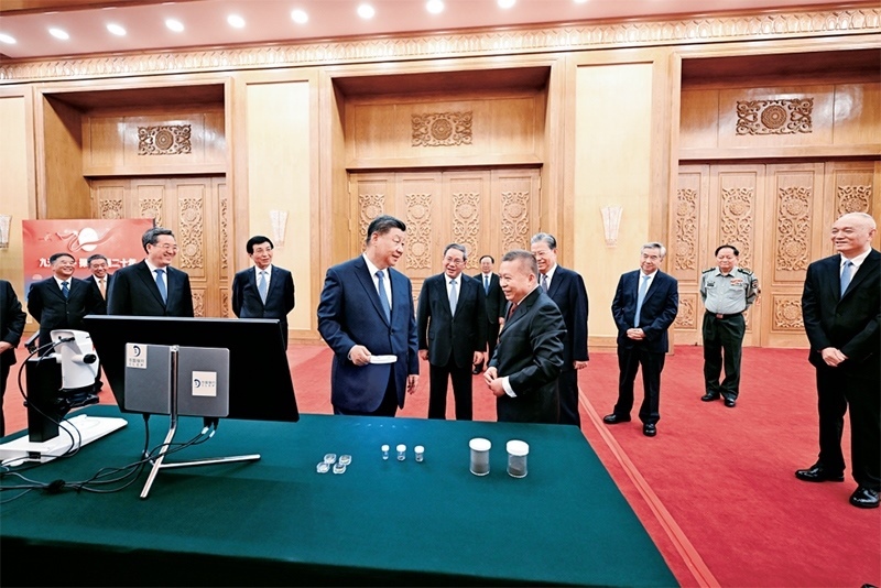 2024年9月23日，黨和國家領(lǐng)導(dǎo)人習(xí)近平、李強(qiáng)、趙樂際、王滬寧、蔡奇、丁薛祥、李希等在人民大會堂接見探月工程嫦娥六號任務(wù)參研參試人員代表并參觀月球樣品和探月工程成果展覽。這是習(xí)近平等參觀月球樣品和探月工程成果展覽。 新華社記者 謝環(huán)馳/攝