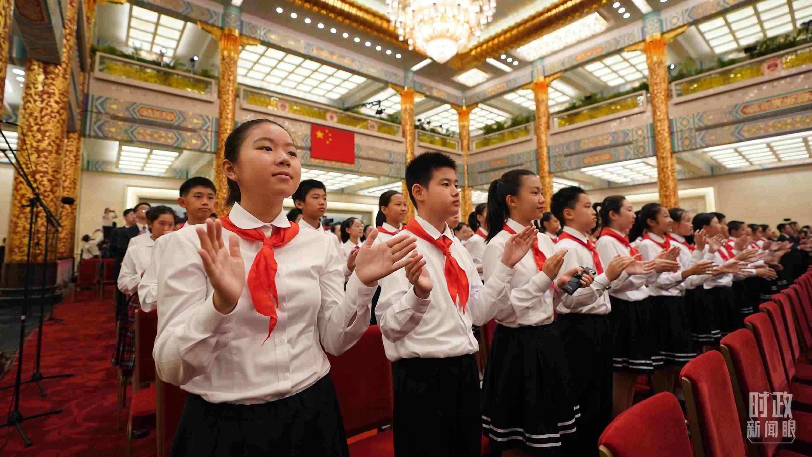頒授儀式現(xiàn)場(chǎng)的少先隊(duì)員。（總臺(tái)記者李晉拍攝）