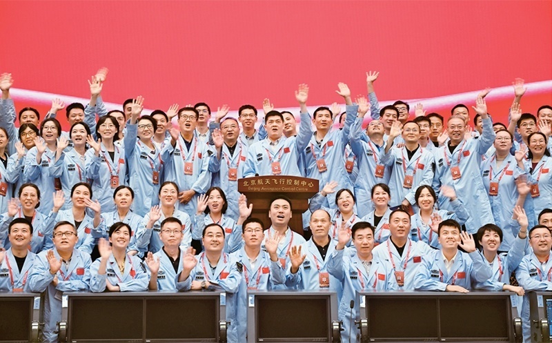 嫦娥六號(hào)完成了人類歷史上首次月球背面采樣，突破了多項(xiàng)關(guān)鍵技術(shù)，是我國(guó)建設(shè)航天強(qiáng)國(guó)、科技強(qiáng)國(guó)取得的又一標(biāo)志性成果，是我國(guó)探月工程的重要里程碑。圖為2024年6月25日，嫦娥六號(hào)任務(wù)圓滿成功后，工作人員在北京航天飛行控制中心合影。 新華社記者 金良快/攝