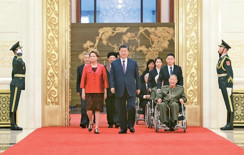 2024年9月29日，中華人民共和國國家勛章和國家榮譽(yù)稱號頒授儀式在北京人民大會堂金色大廳隆重舉行。中共中央總書記、國家主席、中央軍委主席習(xí)近平同國家勛章和國家榮譽(yù)稱號獲得者一同步入會場。 新華社記者 王曄/攝