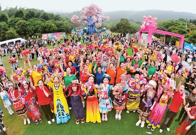 自2014年起，廣西持續(xù)舉辦“廣西三月三·八桂嘉年華”活動(dòng)，各地民族民俗活動(dòng)次第登臺(tái)，精彩紛呈，這個(gè)傳統(tǒng)民族節(jié)慶已演變?yōu)楦髯迦嗣窆蚕砉矘?lè)的節(jié)日盛會(huì)和知名文化旅游品牌。圖為2024年4月11日在南寧市拍攝的活動(dòng)主會(huì)場(chǎng)。 新華社記者 周華/攝