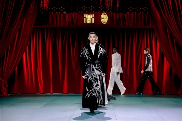 9月28日，模特在法國巴黎舉行的“2024巴黎·恭王府服飾秀”上展示服裝（主辦方供圖）