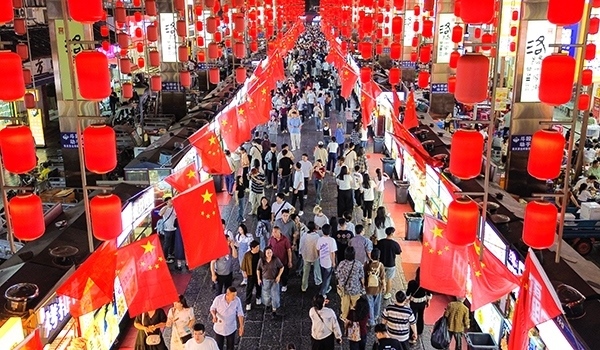 國(guó)慶臨近，河南省洛陽市老城歷史文化街區(qū)裝扮一新，國(guó)旗招展，處處洋溢著濃厚的國(guó)慶節(jié)日氛圍。來源：人民圖片網(wǎng)