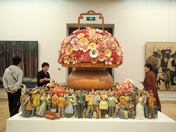 2024年9月28日，觀眾在中國(guó)美術(shù)館參觀“慶祝中華人民共和國(guó)成立75周年——第十四屆全國(guó)美術(shù)作品展覽進(jìn)京作品展”。杜建坡攝。來源：人民圖片網(wǎng)