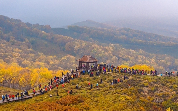 2024年9月27日，內(nèi)蒙古自治區(qū)赤峰市克什克騰旗烏蘭布統(tǒng)景區(qū)層林盡染，游人如織，風(fēng)光如畫。來源：人民圖片網(wǎng)