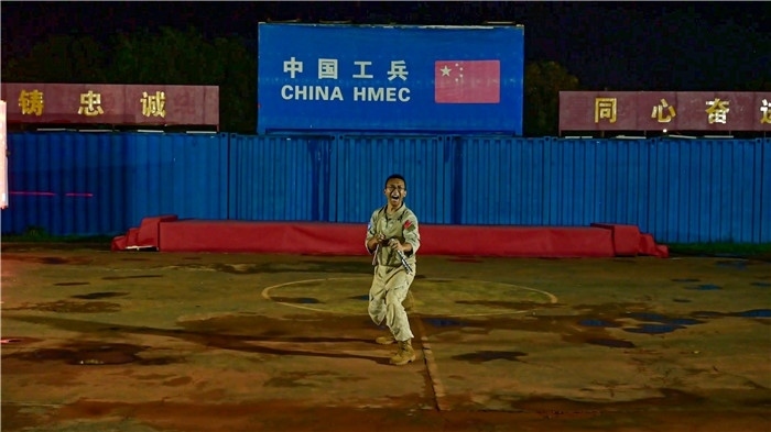 官兵帶來精彩的雙節(jié)棍表演。馬騫攝