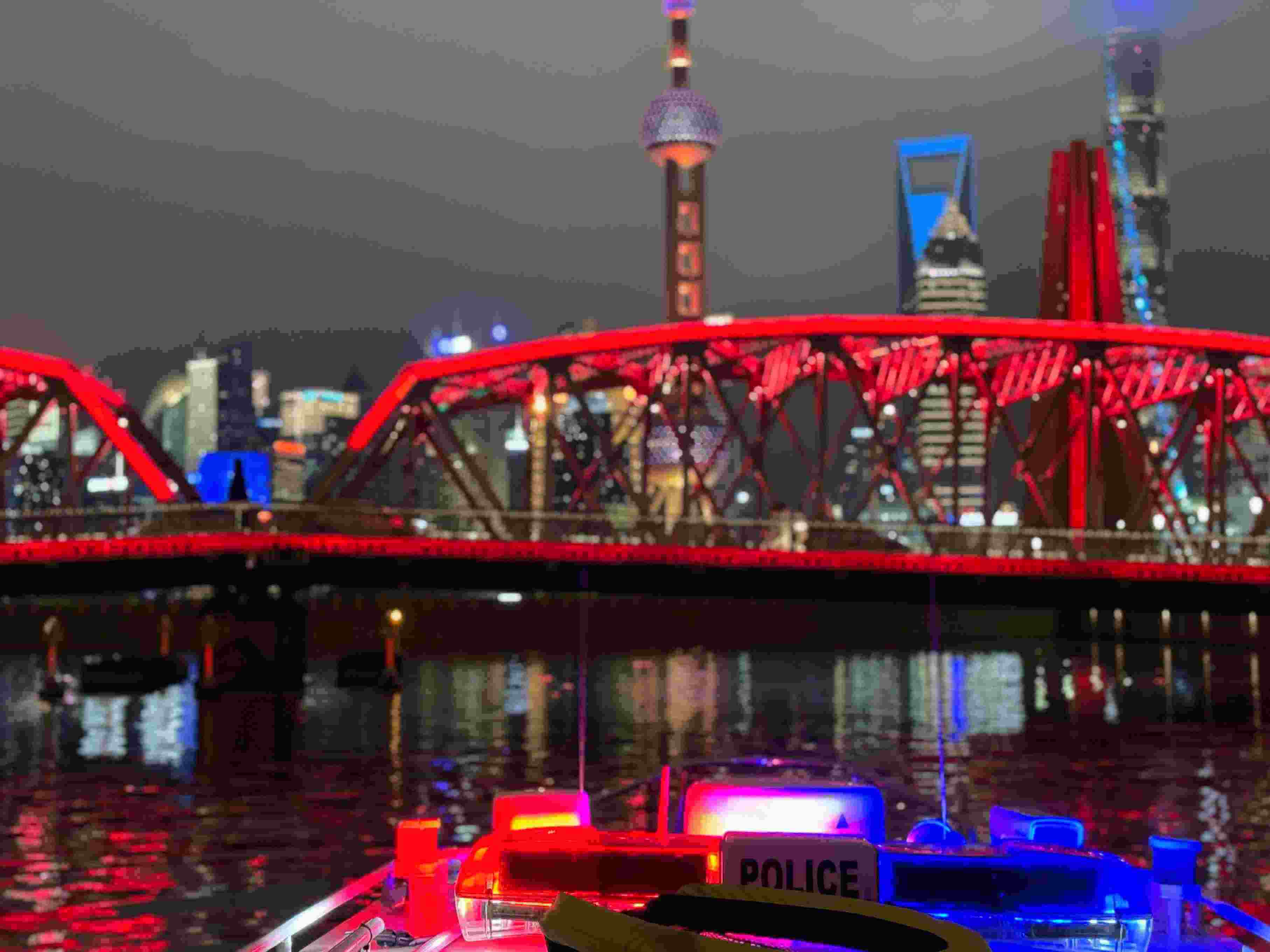 公安艇夜間巡邏。人民網(wǎng)記者 郝萍攝