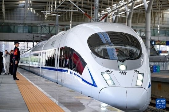 10月1日，由銀川開往惠農(nóng)的C8218次列車從銀川站駛出。