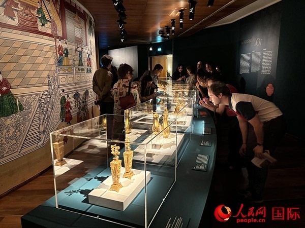 當(dāng)?shù)赜^眾欣賞藏品。人民網(wǎng)記者 于超凡攝