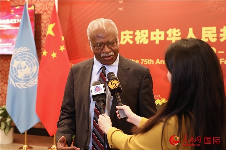 聯(lián)大主席菲勒蒙在招待會(huì)現(xiàn)場(chǎng)接受媒體采訪，他向中國(guó)政府和人民致以節(jié)日祝賀，表示中國(guó)的發(fā)展成就令人驚嘆。人民網(wǎng)記者 李志偉攝