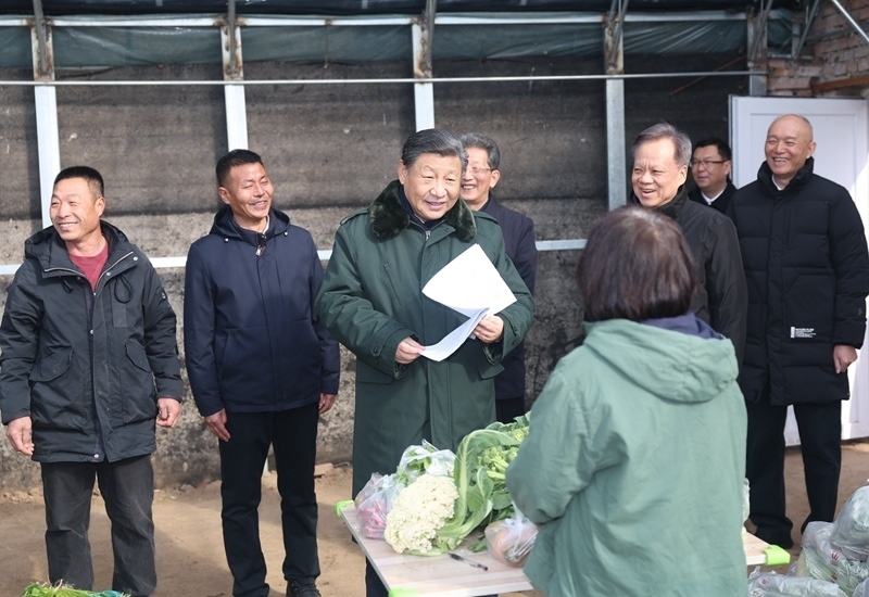 2024年2月1日，習近平總書記在天津市西青區(qū)辛口鎮(zhèn)第六埠村，走進大棚同菜農親切交流。