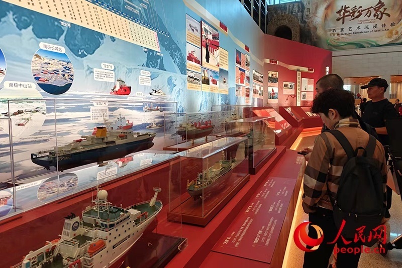 觀眾正在參觀中國極地考察40周年成就展。人民網(wǎng)記者 韋衍行攝