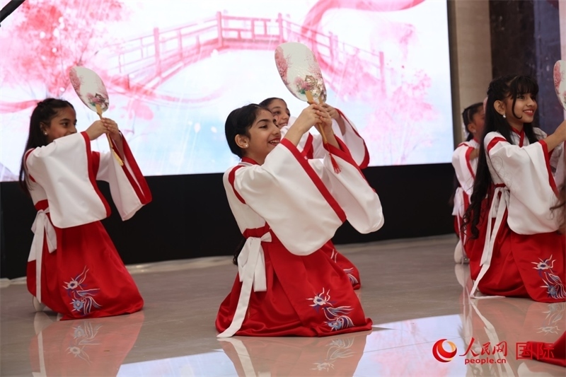 富查伊拉當?shù)貙W校學生表演節(jié)目。人民網(wǎng)記者任皓宇攝