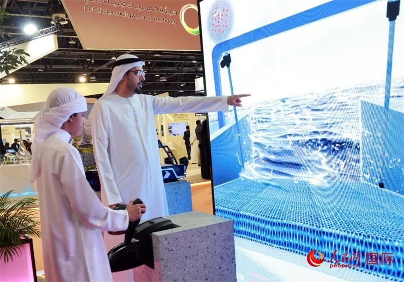 一名兒童在模擬操作船舶，撿拾海洋垃圾。人民網(wǎng)記者管克江攝