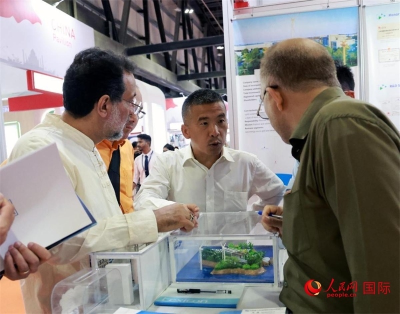 中企推出的綠色能源海水淡化系統(tǒng)吸引了參展商關(guān)注。人民網(wǎng)記者管克江攝