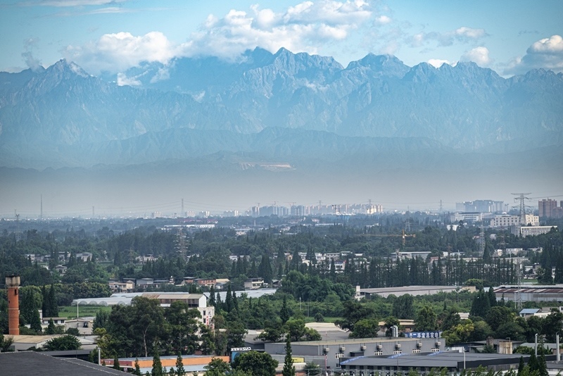 2024年7月1日，成都天氣晴好，遠處雪山清晰可見。