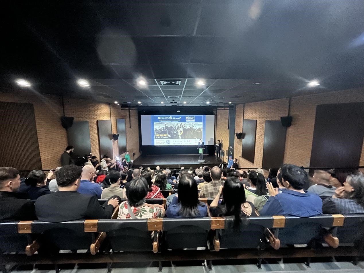 當(dāng)?shù)貢r間10月3日晚，由巴西圣保羅州立大學(xué)孔子學(xué)院舉辦的第九屆圣保羅中國電影展在圣保羅文化中心拉開帷幕。巴西圣保羅州立大學(xué)孔子學(xué)院供圖