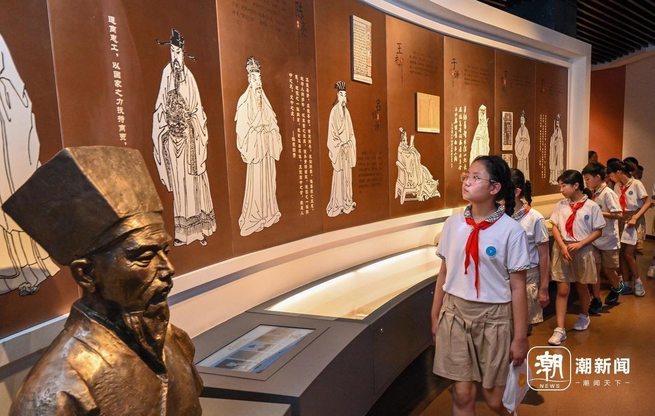 來(lái)自杭州市政苑小學(xué)的學(xué)生走進(jìn)浙江省檔案館“大寫浙江人”展廳，近距離“觸摸”歷史、走進(jìn)榜樣、聆聽(tīng)故事，激發(fā)愛(ài)黨愛(ài)國(guó)愛(ài)家熱情。記者 董旭明 攝