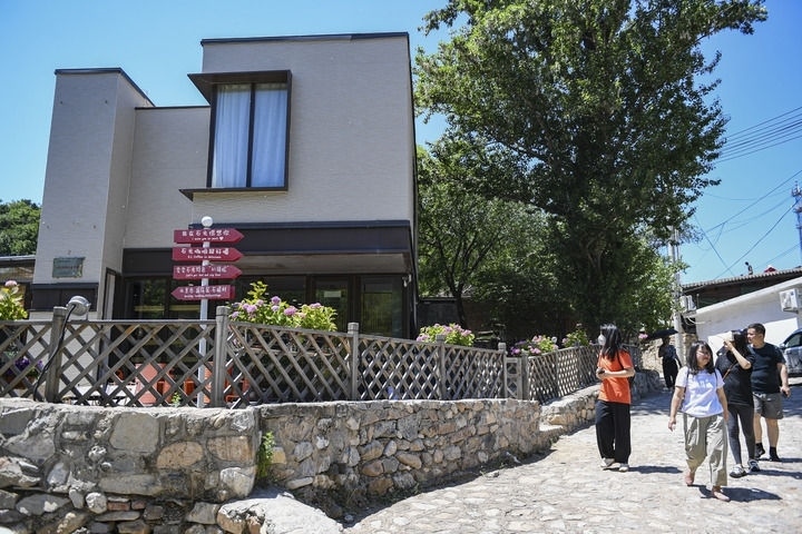 游客在北京延慶石峽村觀光（2024年6月1日攝）。新華社記者 陳鐘昊 攝