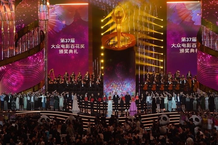 2024年8月4日，在四川成都，第37屆大眾電影百花獎獲獎?wù)吆痛蟊娫u審在舞臺上合影。新華社記者 唐文豪 攝