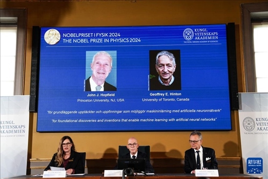 10月8日，在瑞典斯德哥爾摩舉行的2024年諾貝爾物理學(xué)獎公布現(xiàn)場，屏幕顯示獎項(xiàng)得主美國普林斯頓大學(xué)的約翰·霍普菲爾德和加拿大多倫多大學(xué)的杰弗里·欣頓。新華社記者 彭子洋 攝