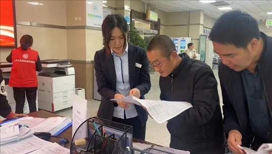 四川省成都市溫江區(qū)市場監(jiān)管局工作人員為群眾提供幫辦服務。圖片來源：人民網(wǎng)四川頻道