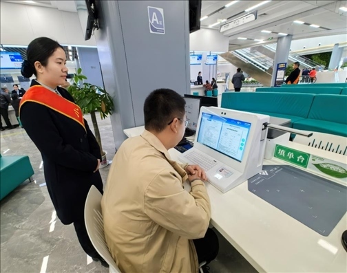 湖北省赤壁市市民在辦事人員的指導下填寫相關信息。圖片來源：人民網(wǎng)湖北頻道