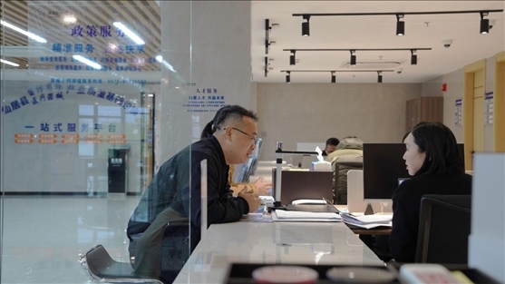 浙江省臺州市辦事群眾在政務服務中心咨詢業(yè)務辦理相關問題。圖片來源：人民網(wǎng)浙江頻道