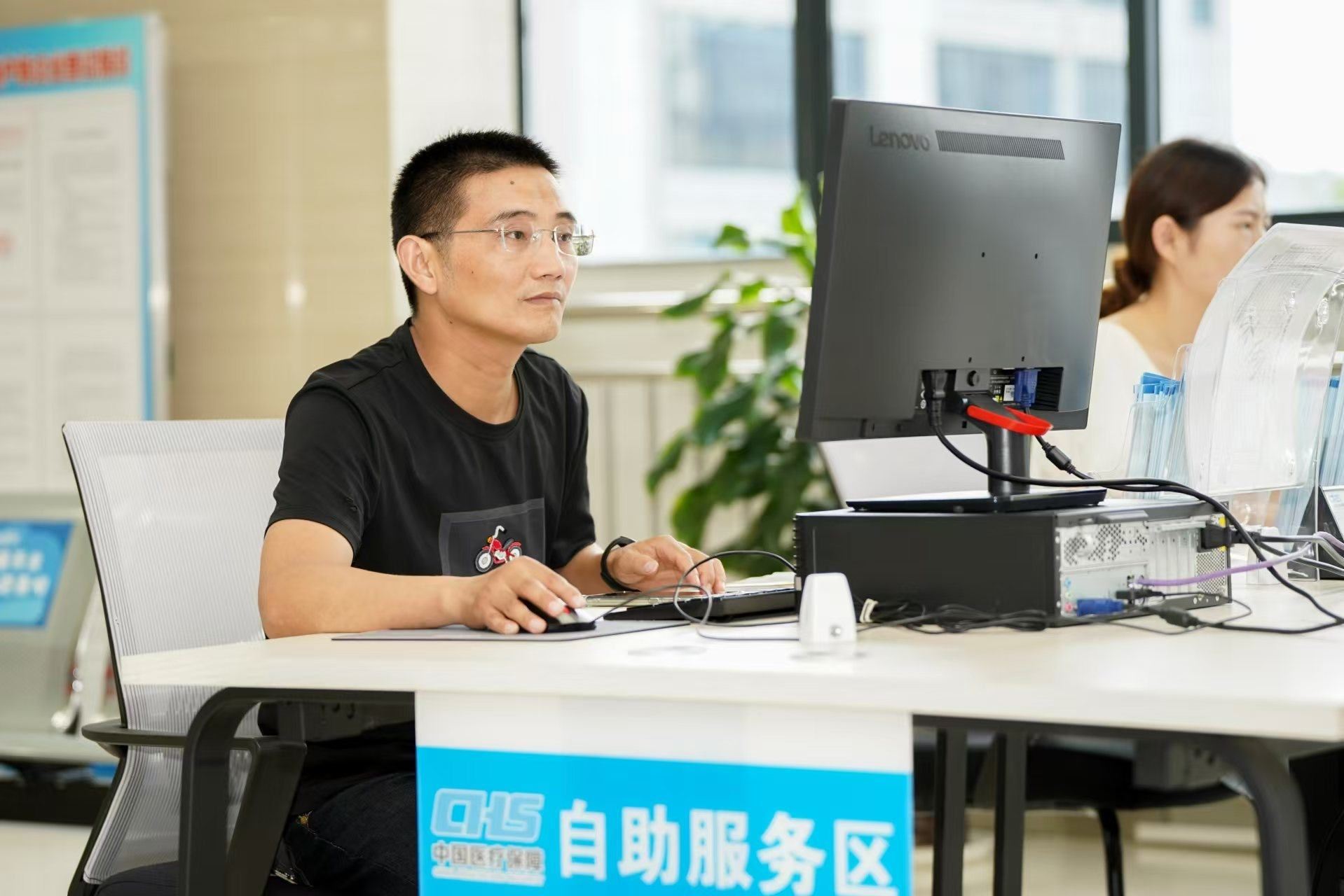 安徽省池州市市民在政務服務大廳自助辦理業(yè)務。圖片來源：人民網(wǎng)安徽頻道