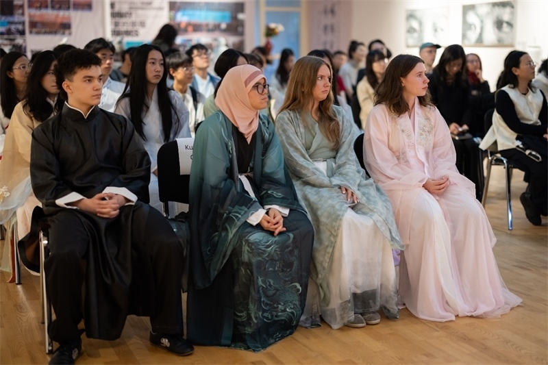 參加《時光流韻·中國戲劇藝術(shù)服飾展》的中國文化愛好者。 斯德哥爾摩中國文化中心供圖