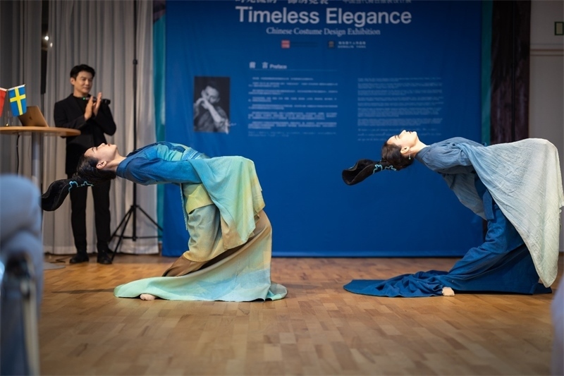 當(dāng)?shù)厝A人舞社成員表演《只此青綠》。斯德哥爾摩中國文化中心供圖