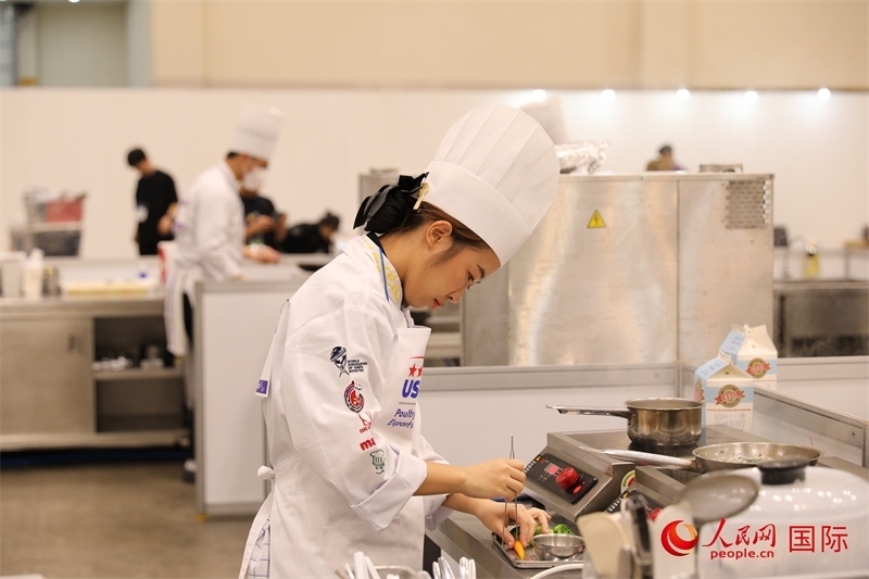 當(dāng)?shù)貢r間10月5日，廚師在第21屆釜山國際美食博覽會上展示廚藝。人民網(wǎng)記者 莽九晨攝