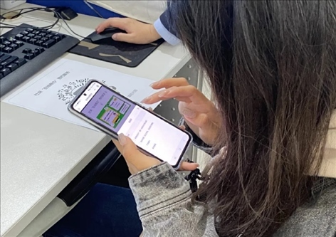 趙女士用手機(jī)掃碼預(yù)約幫辦服務(wù)。圖片來源：微信公眾號(hào)“上海市普陀區(qū)政務(wù)服務(wù)中心”