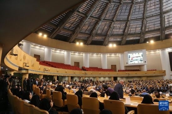 這是10月7日在伊朗首都德黑蘭拍攝的第七屆聲援巴勒斯坦兒童和青少年國際會議現(xiàn)場。新華社記者 沙達提 攝