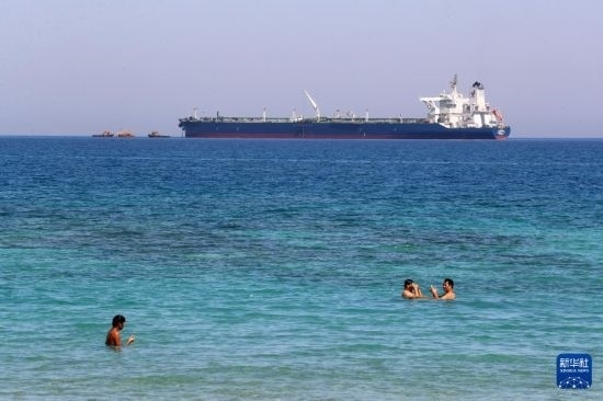 這是10月8日在埃及蘇伊士灣拍攝的行駛中的船只。新華社記者 隋先凱 攝